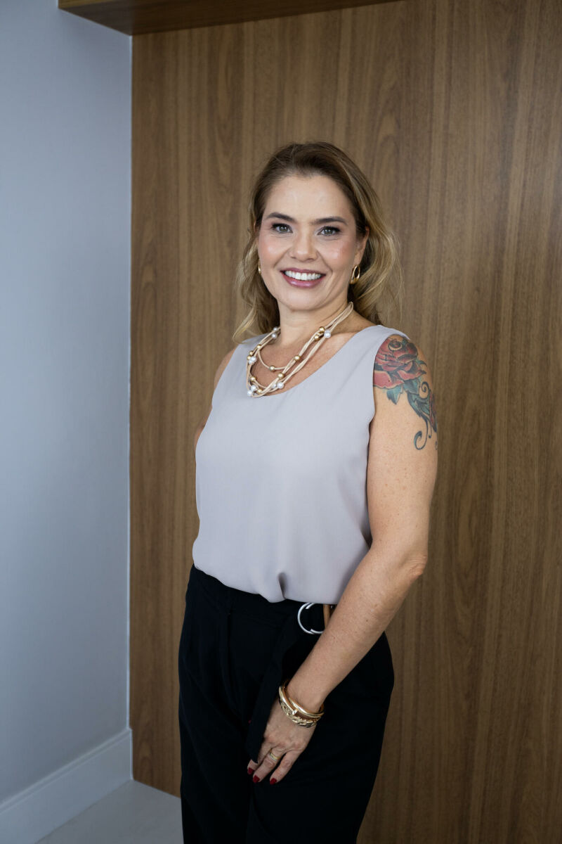 Imagem de Regata Feminina em Crepe – Mocha - Leveza e Sofisticação para o Dia a Dia